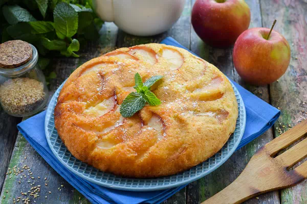 шарлотка с яблоками на сковороде рецепт фото 12